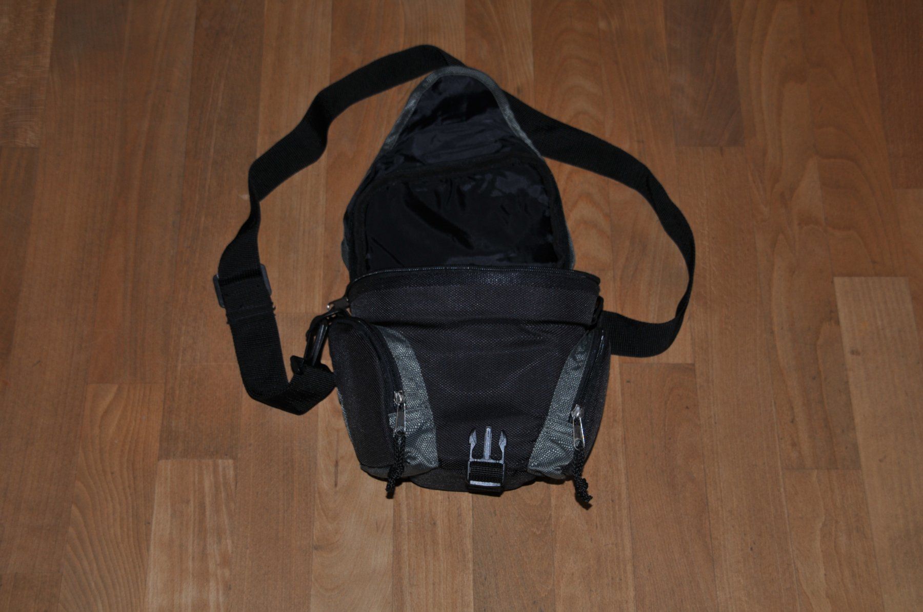 Taschen: Tasche für Spiegelreflex-Kamera - Millenium Pro – Gebraucht aus Winterthur von Schwestere 4