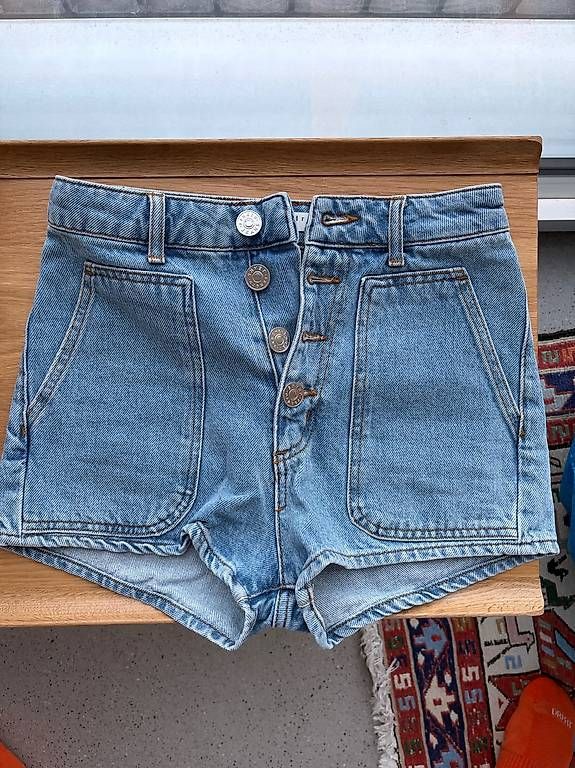 Jeans: Sandro Jeans-Shorts Gr.36 – Usato da Zürich venduto da ncm3010