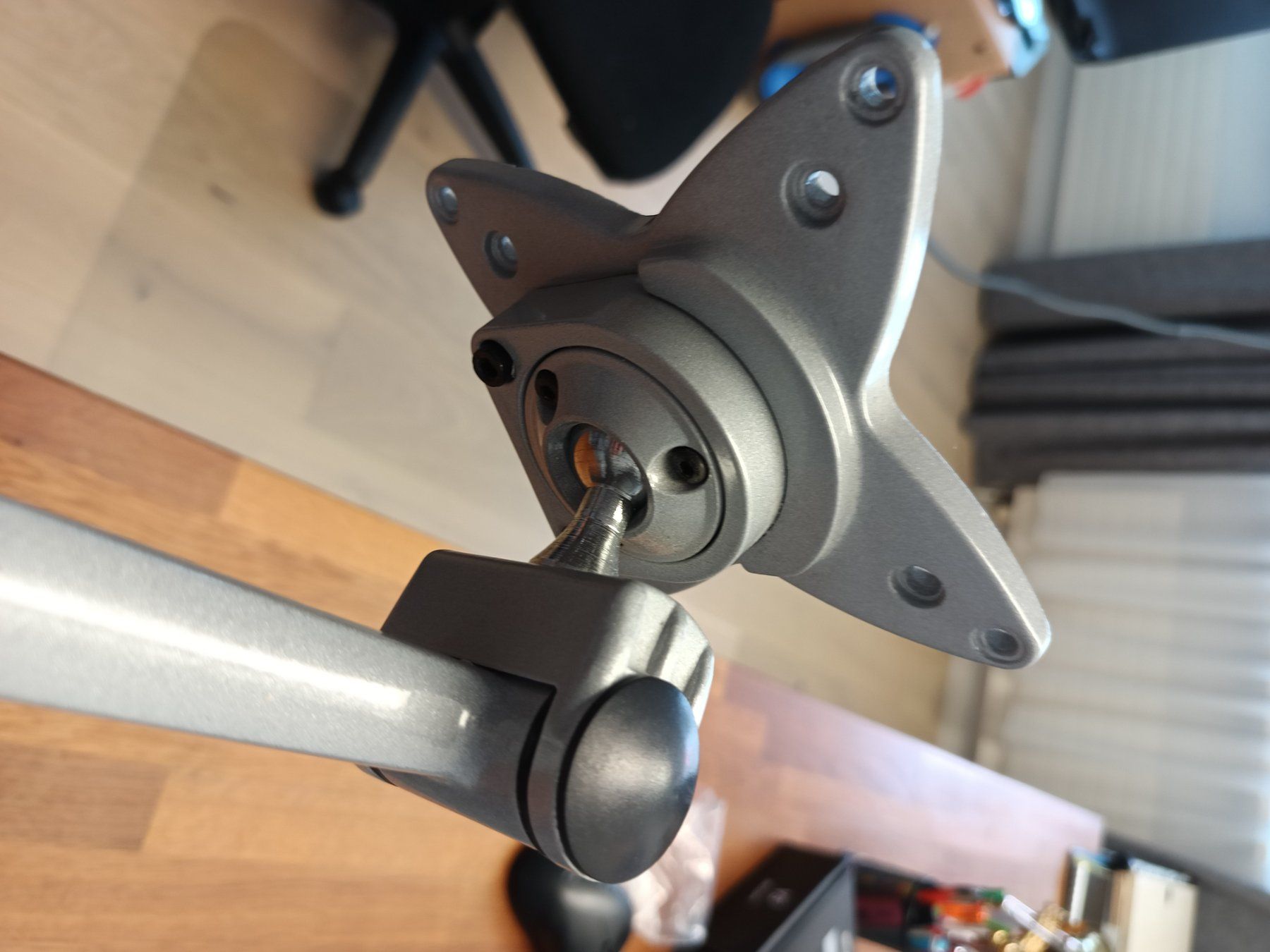 Staffa per monitor: Monitor Schwenkarm Halterung Tischhalterung – Usato da Muolen venduto da Brassmaster27 5