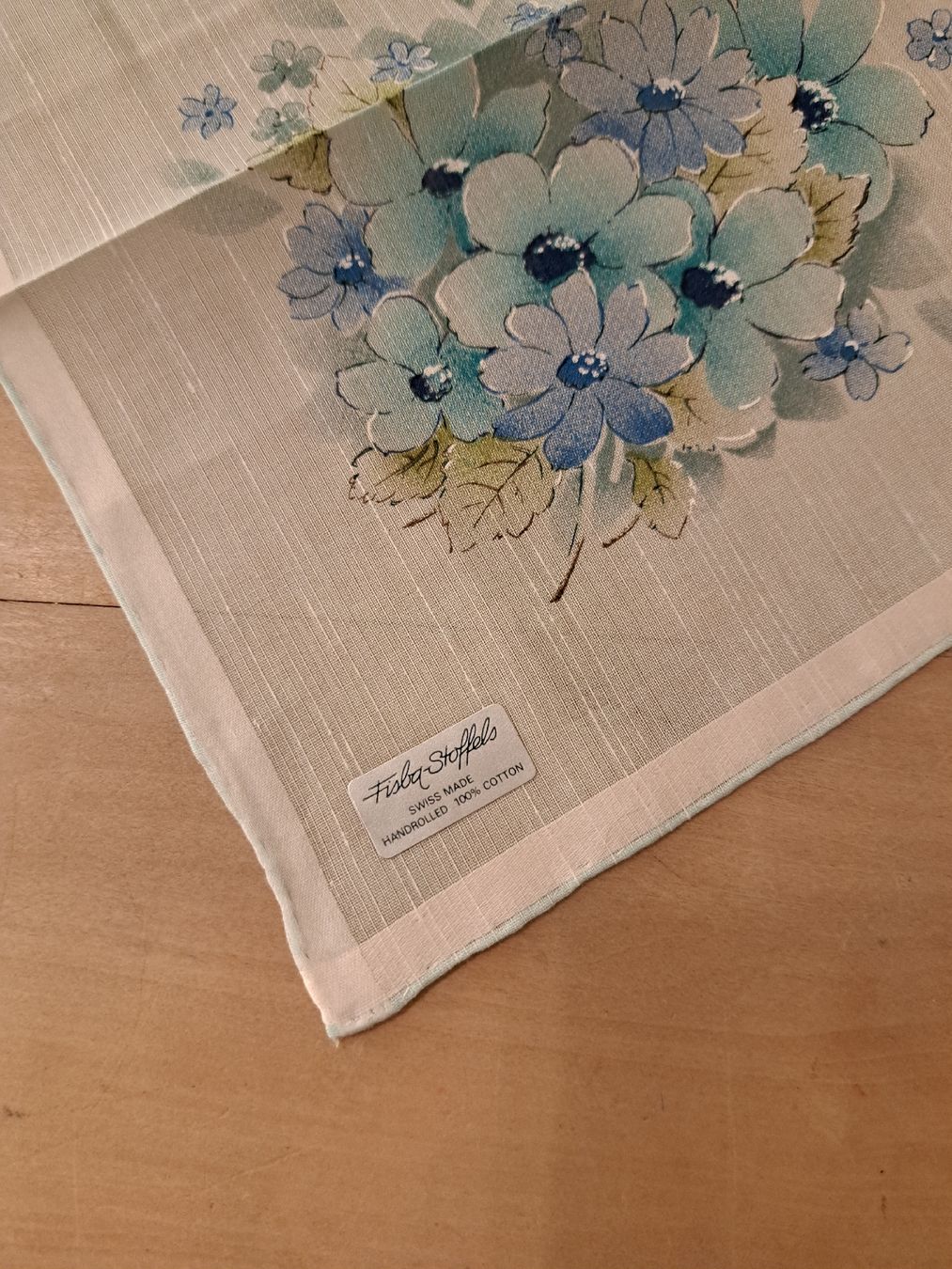 Altro in  Abbigliamento & Accessori: Fisba Taschentuch Blumenmuster, mit Original Geschenkcouvert – Nuovo e nell'imballaggio originale da Zürich venduto da chusel 2