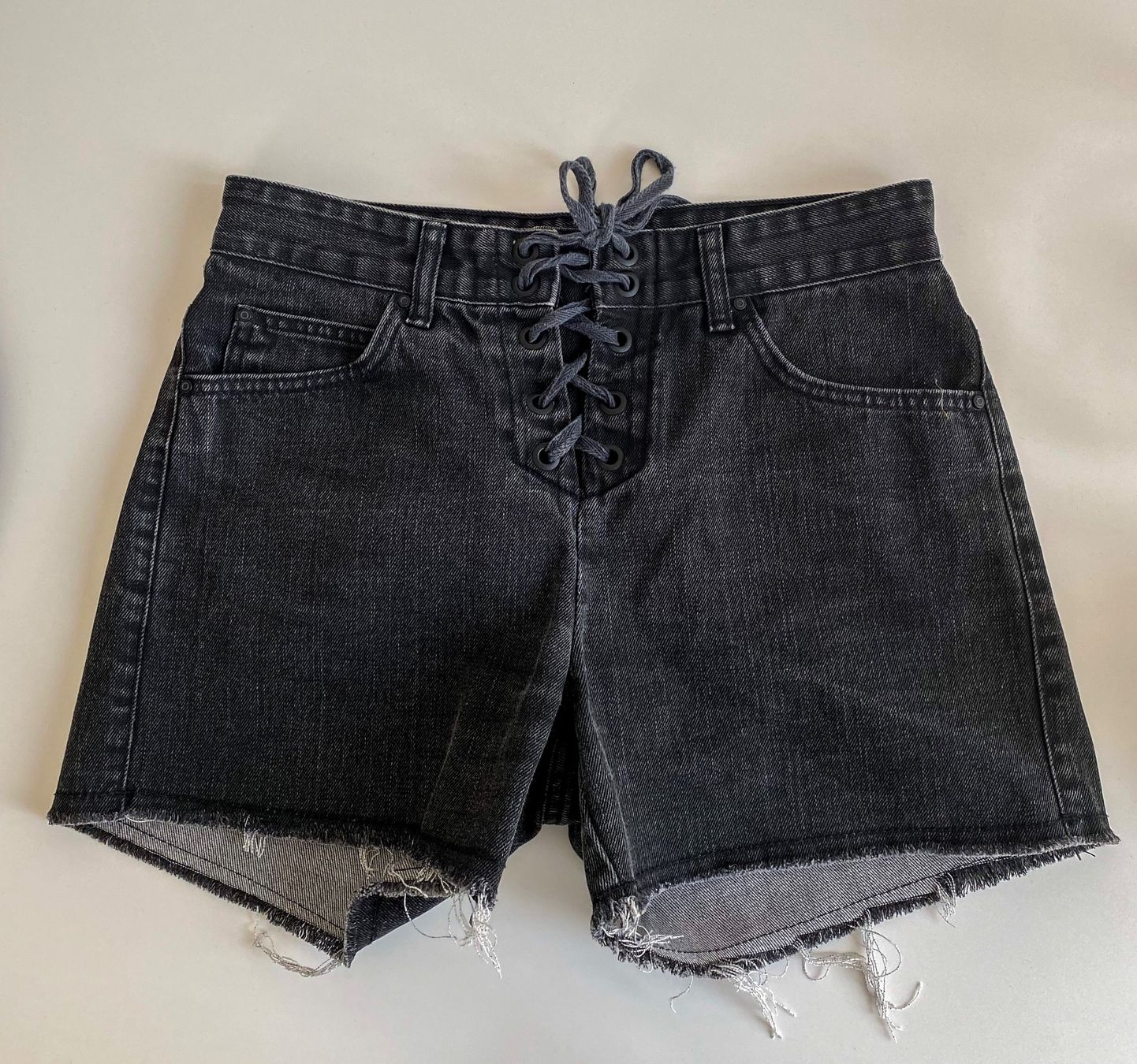 Pantaloni: SHOULDER Denimshorts – Usato da Jona venduto da vanessasupermarket20 2
