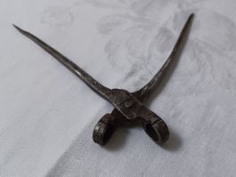 Mittelalterliche Kugelzange u. 10 seltene Schlüssel
