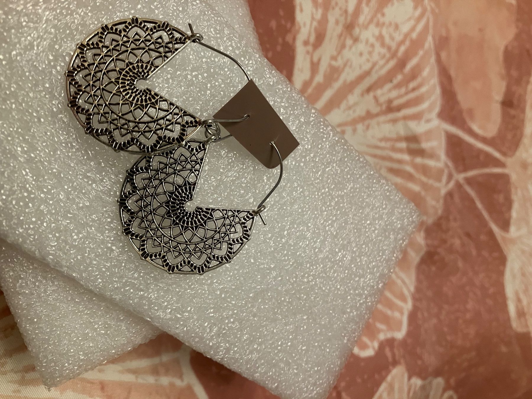 Orecchini pendenti & Orecchini a lobo: Modeschmuck silberf. Ohrhänger, rund mit Hohlmuster, neu – Nuovo (secondo la descrizione) da Affoltern am Albis venduto da Dlotti 1