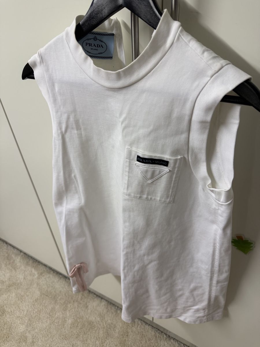 Prada Vestiti: Prada White Sleeveless Top - Size 40 - Summer Essential – Usato da Zumikon venduto da patrick151 1