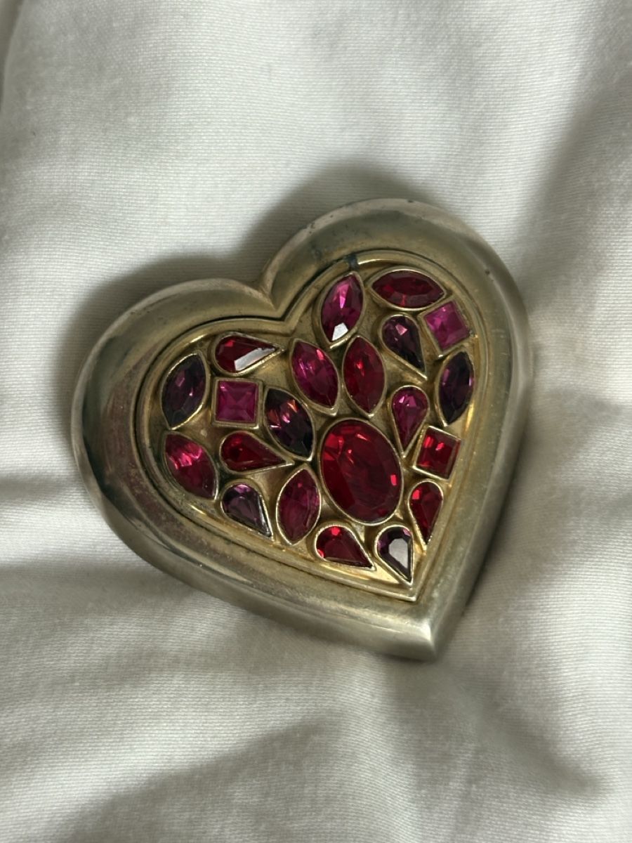 Saint Laurent Gesichtspflege: Vintage YSL Powder with Ruby-Red Gemstones – Gebraucht aus Nyon von My_wardrobe