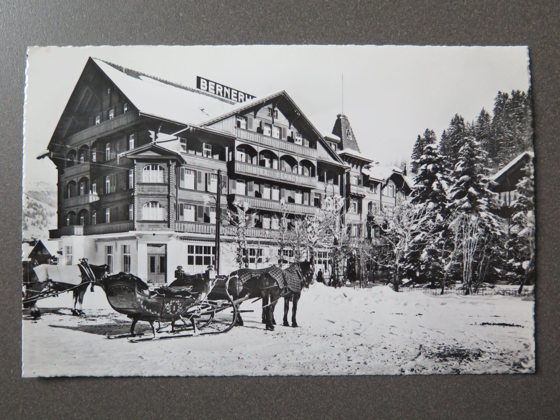 Cartoline postali: GSTAAD - HOTEL BERNERHOF - PFERDE MIT SCHLITTEN – Usato da Wittenbach venduto da lipasal