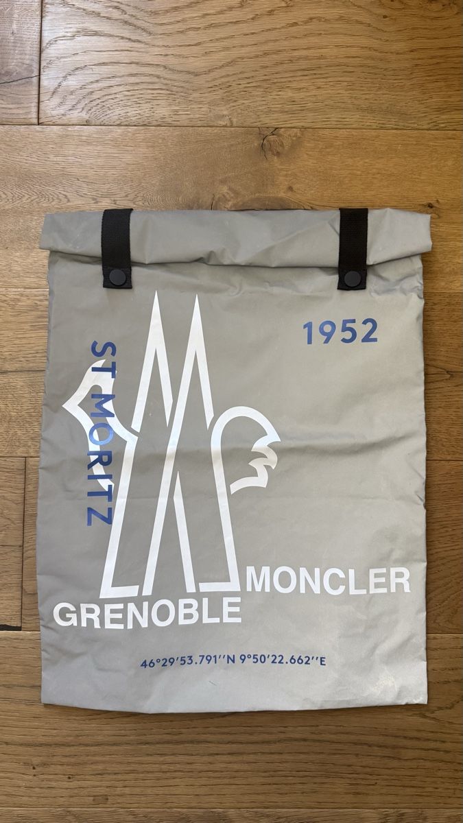 Moncler Sacs à dos: Moncler Grenoble St. Moritz Rucksack silber NEU – Neuf (Voir description) à Champfèr par thestmoritzer