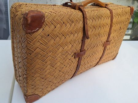 antiker  Koffer aus Geflecht , Leder  und Holz-Tragegriff