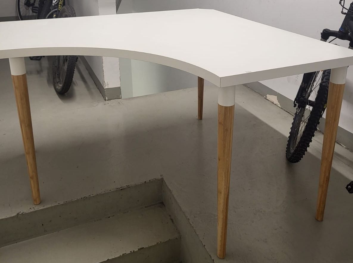 Ikea Bureaux: IKEA Eck- Schreibtisch – D'occasion à Basel par KWin21