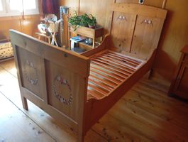 elegant bemaltes Bett aus Holz 90x190