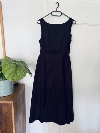 Ärmelloses schwarzes Kleid, 100 % Baumwolle, neuwertig