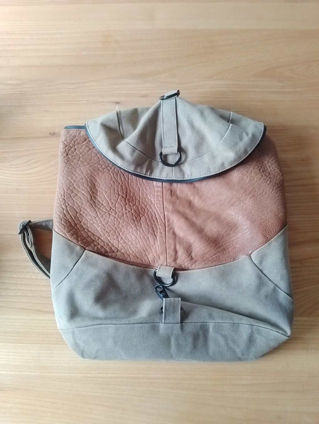 Zaini: Super Schweizer Rucksack Kalbsleder Stoff Reissverschl. def. – Difettoso da Luzern venduto da Seri4 9