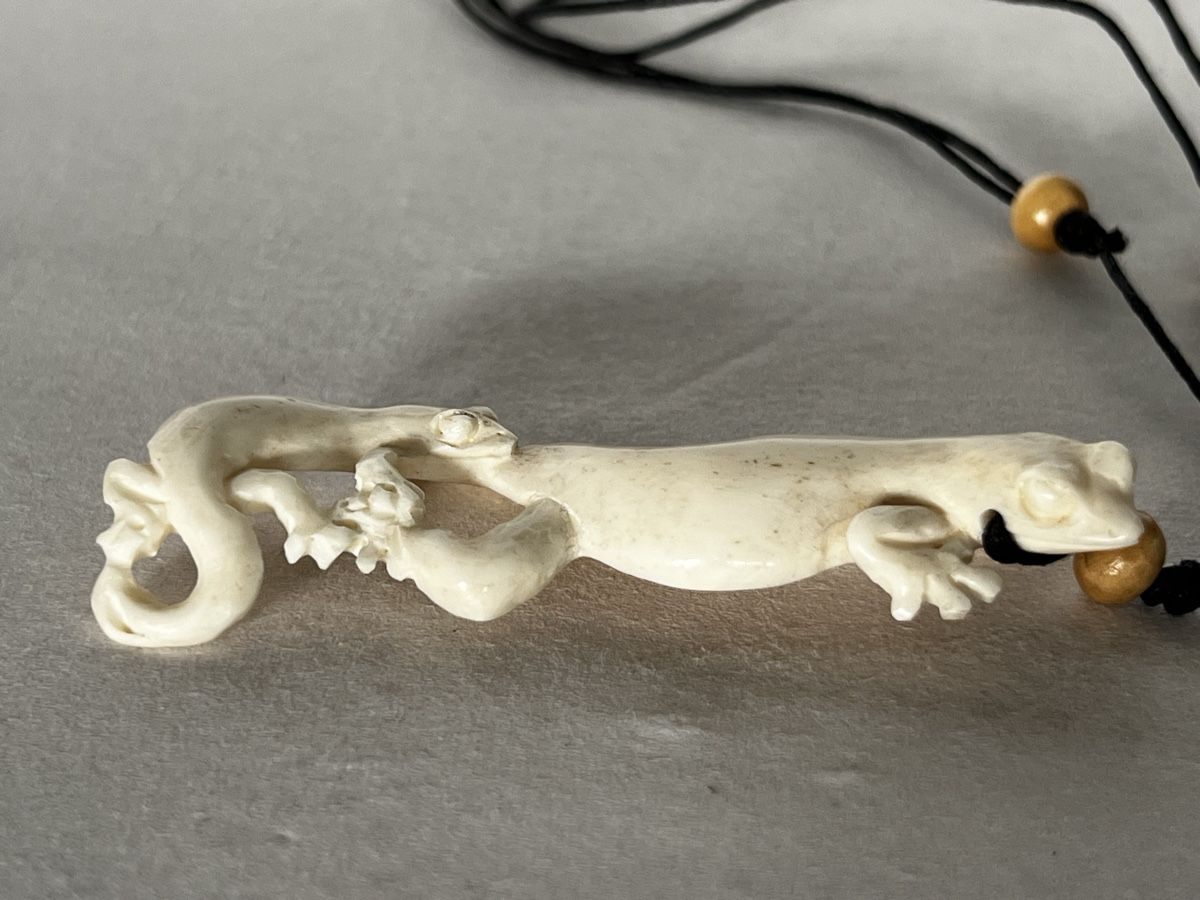Catenine: Unique Hand-Carved Gecko Pendant Necklace Bone – Nuovo (secondo la descrizione) da Moehlin venduto da Balirain 3