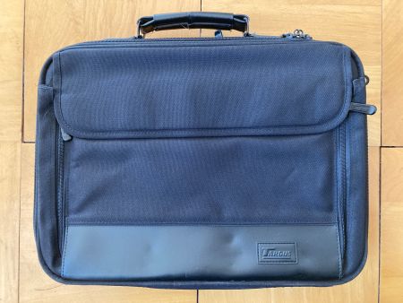 "Targus" Laptop Umhänge-Tasche mit Griff und Schulterriemen.
