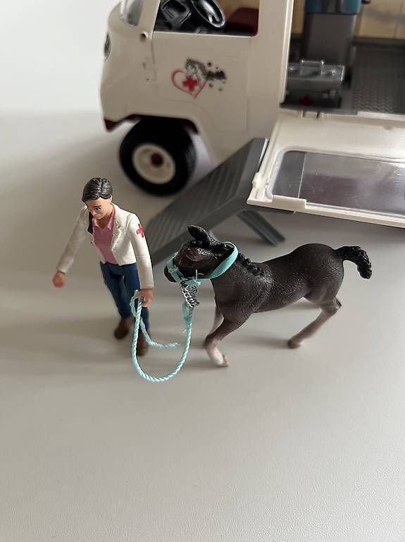 Giocattoli: Schleich Mobiler Tierarzt mit Fohlen – Usato da Zürich venduto da lyndonliv 2