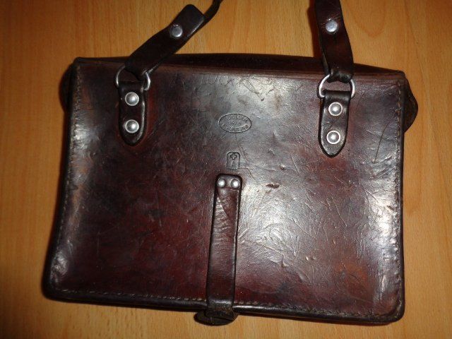 Alte Ledertasche Umhängetasche vom CH Militär Leder Tasche - Main Image