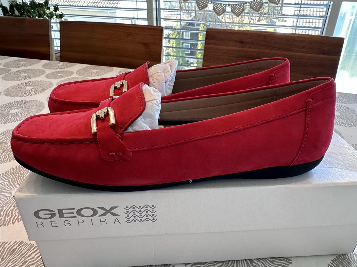 Geox Scarpe da donna: NEW Geox Red Suede Loafers Size 41 – Nuovo e nell'imballaggio originale da männedorf venduto da stina_01 1