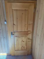 Holztüre mit Vintage Klinke