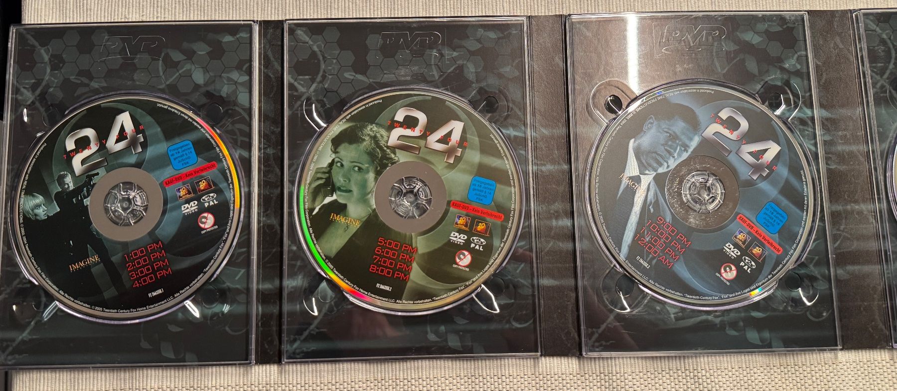 Tutti i DVDs: 24 - Season 3 - DVD - Kiefer Sutherland – Usato da Arbon venduto da drs64 3