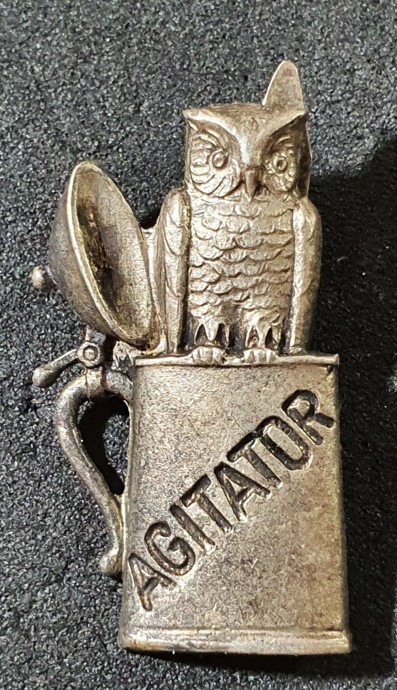 Plaquettes & Badges: V150 - Altes Abzeichen Bierkrug Eule AGITATOR – D'occasion à Reinach BL par Boston-Verkauf