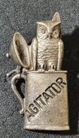 V150 - Altes Abzeichen Bierkrug Eule AGITATOR