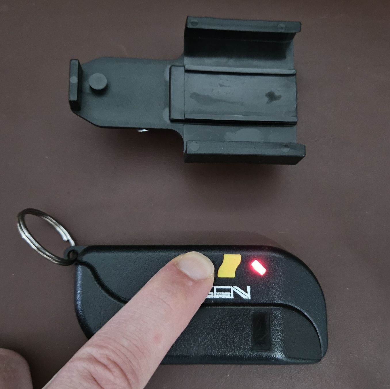 Gilgen Door Systems Sonstiges Elektromaterial: Gilgen Handsender F7000 Garagentoröffner – Gebraucht aus Frauenfeld von Swaddy