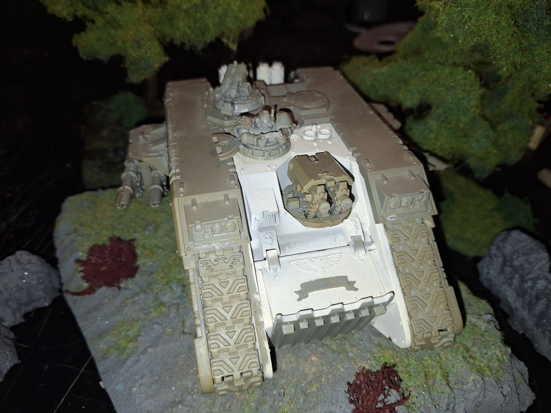 Statuette: Warhammer 40k Land Raider Proteus Panzer -Unbemalt – Usato da Recherswil venduto da Toby.sk55