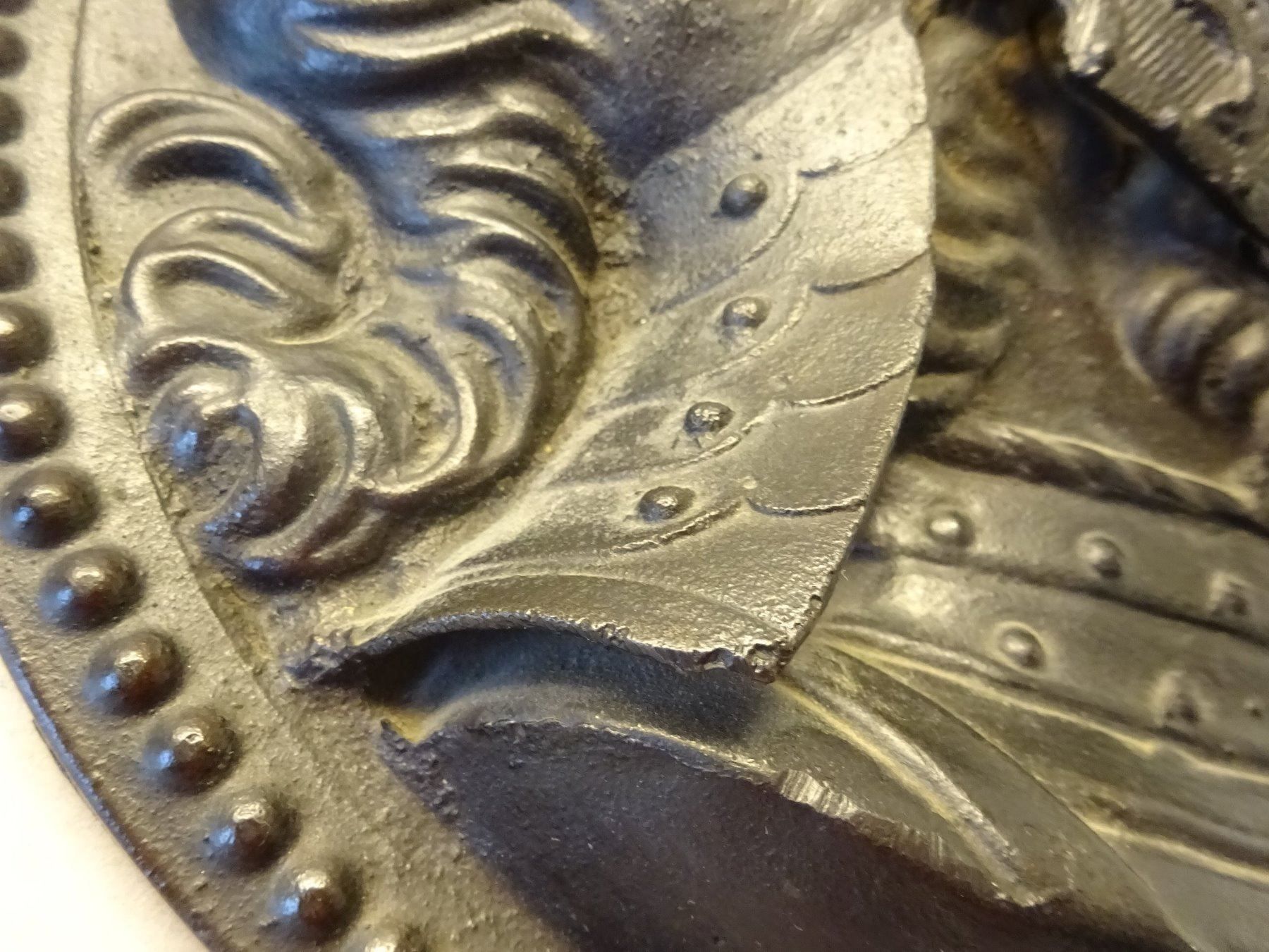Sculture & Statue: Antikes Eisenrelief Krieger Helm – Usato da Esslingen venduto da eintagammeer 3