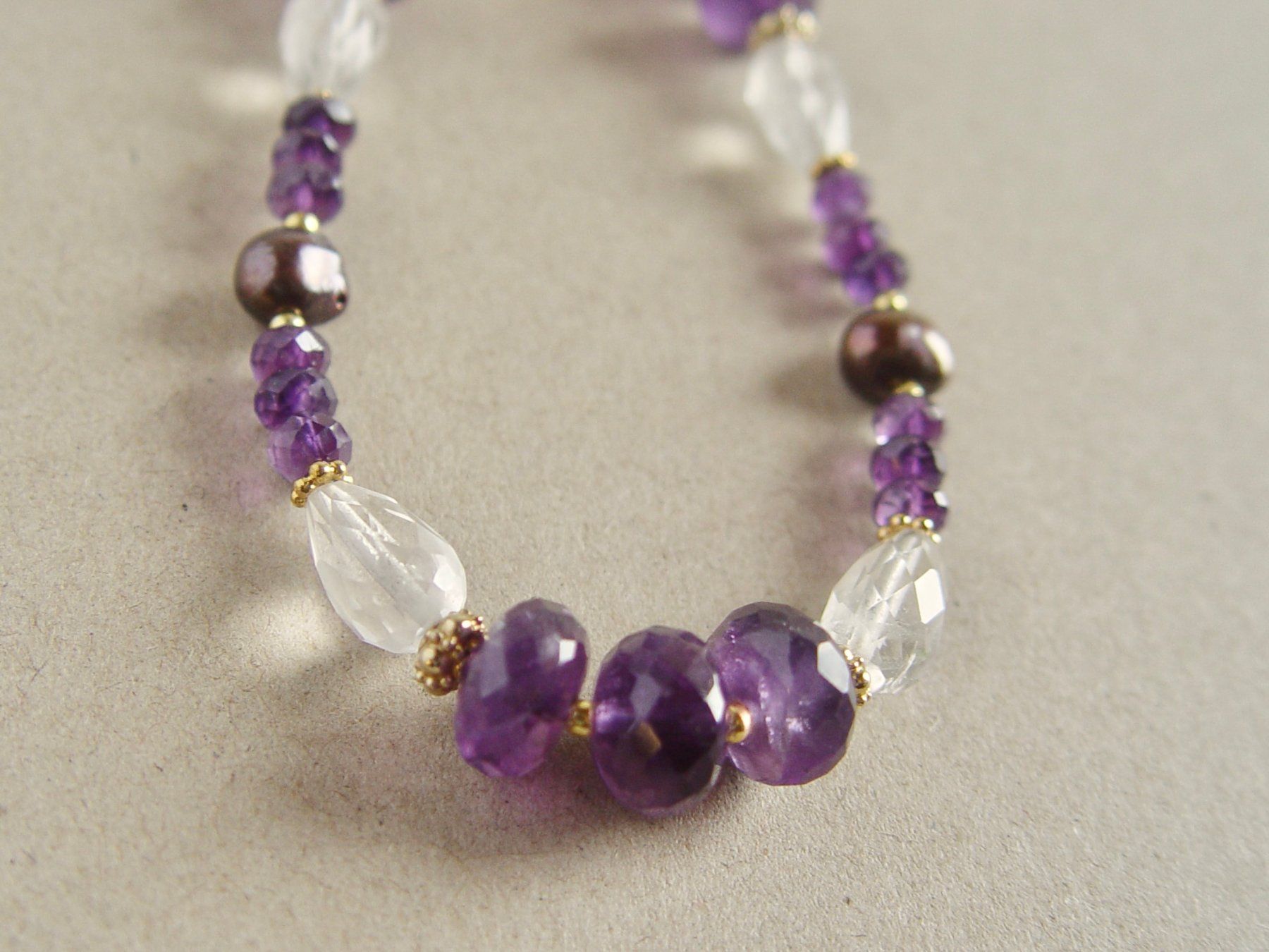 Olga Ribler Catenine: Collier Amethyst, Perlen, Bergkristall, Silber vergoldet – Usato da Henggart venduto da gernli 7