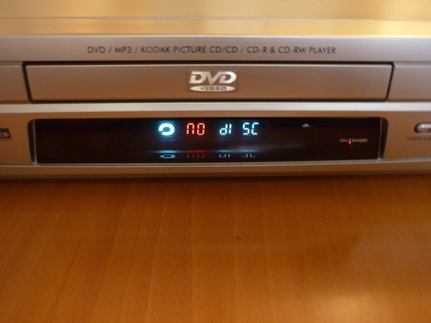 Alle DVDs: United DVD 3151 DVD-Player Silber – Gebraucht aus Zürich von gallienus