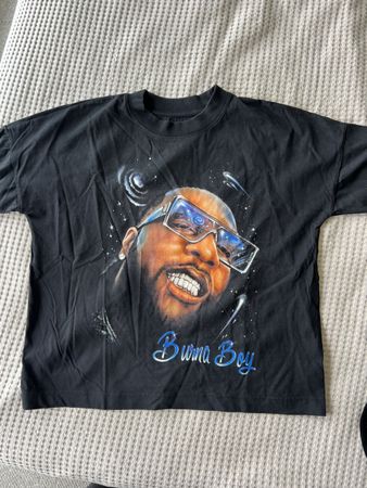 Schwarzes T-Shirt mit Burna Boy Print, Grösse M, Top!