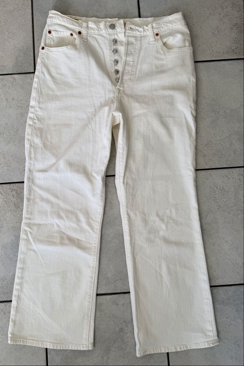 Levi's Jeans: Levi's Jeans Hose weiss – Gebraucht aus Domat Ems von Baubuzi