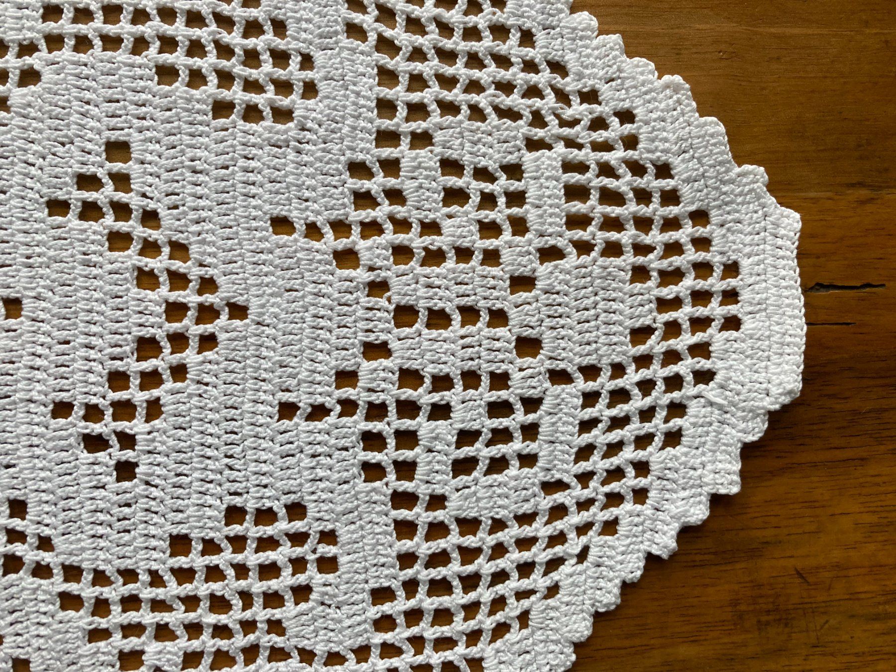Tutte le decorazioni: SPITZENDECKCHEN  HANDARBEIT    FILETHÄKELN – Usato da Subingen venduto da ArtBead 2