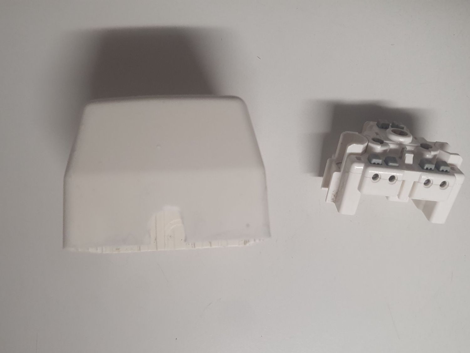 Spine: AP Steckdose T13 Weiss Standard – Usato da Zürich venduto da Alibaba1234 2