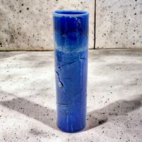 Vase soliflore en céramique d'art émaillée bleu signée