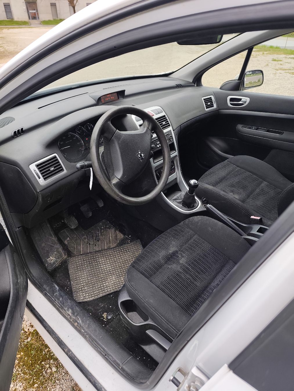 Peugeot Automobili: Peugeot 307 1.4 esance manuelle – Usato da Neuchâtel venduto da Gloryss 3