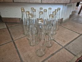 15 Glasflaschen mit goldenem Verschluss