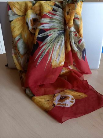 Schönes Foulard mit Blumen Muster, angenehm, leicht