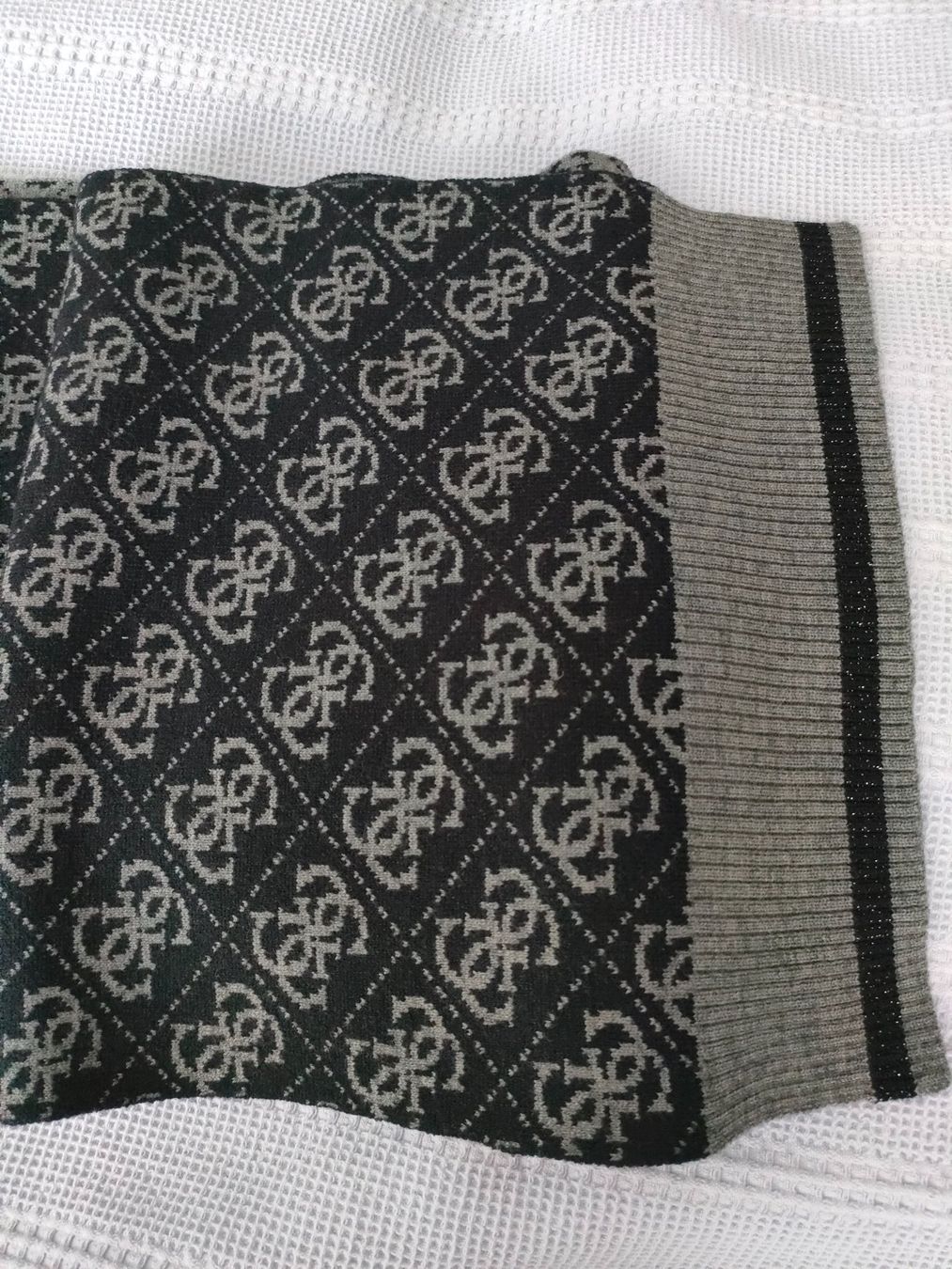Guess Foulard & Sciarpe: Guess Schal – Usato da Brugg AG venduto da Mashaba 1