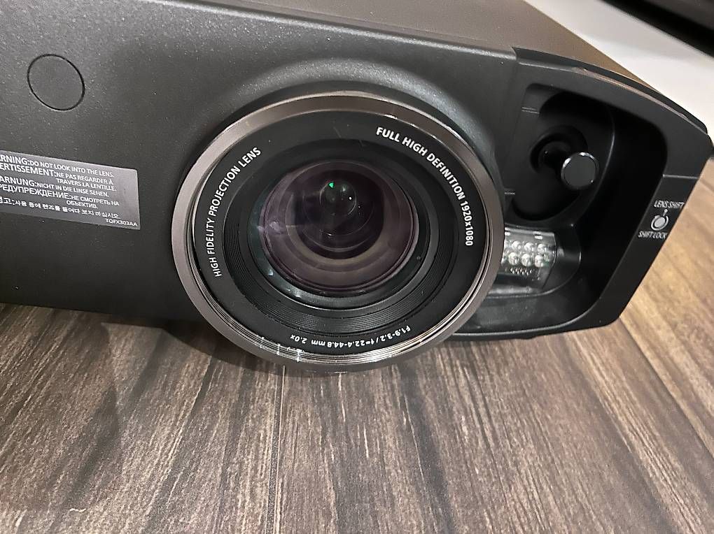 Videoprojektoren: Profi-Beamer Panasonic PT AT6000 + Grosse Leinwand – Gebraucht aus Rothrist von Ed10 4