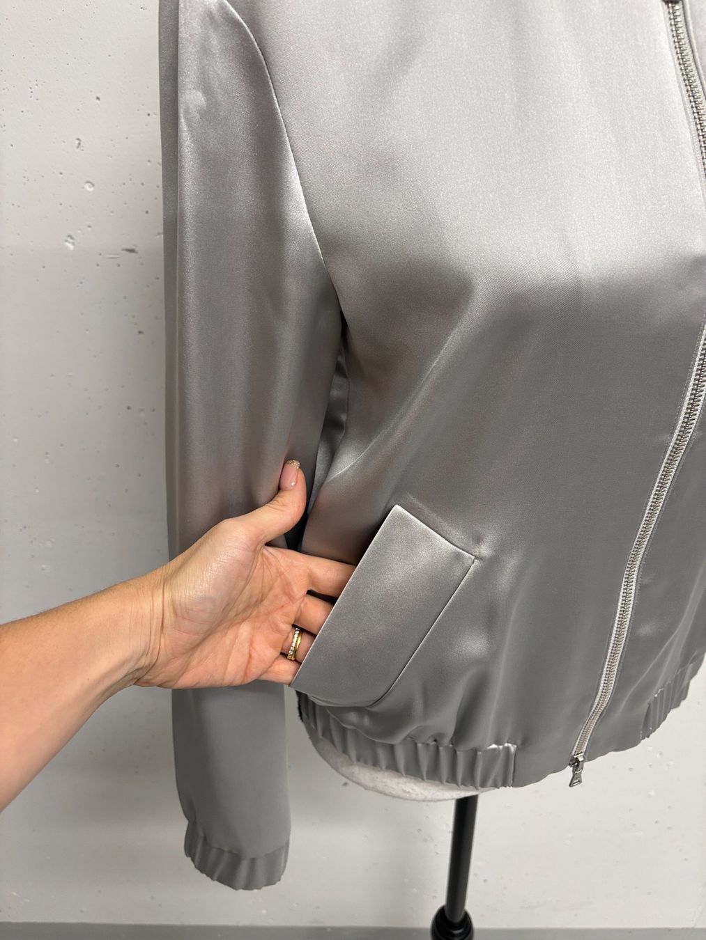 Giacche: Marc Aurel Bomberjacke silber Gr. 36 Satin Blouson – Nuovo (secondo la descrizione) da Regensdorf venduto da secondchancefashion 2