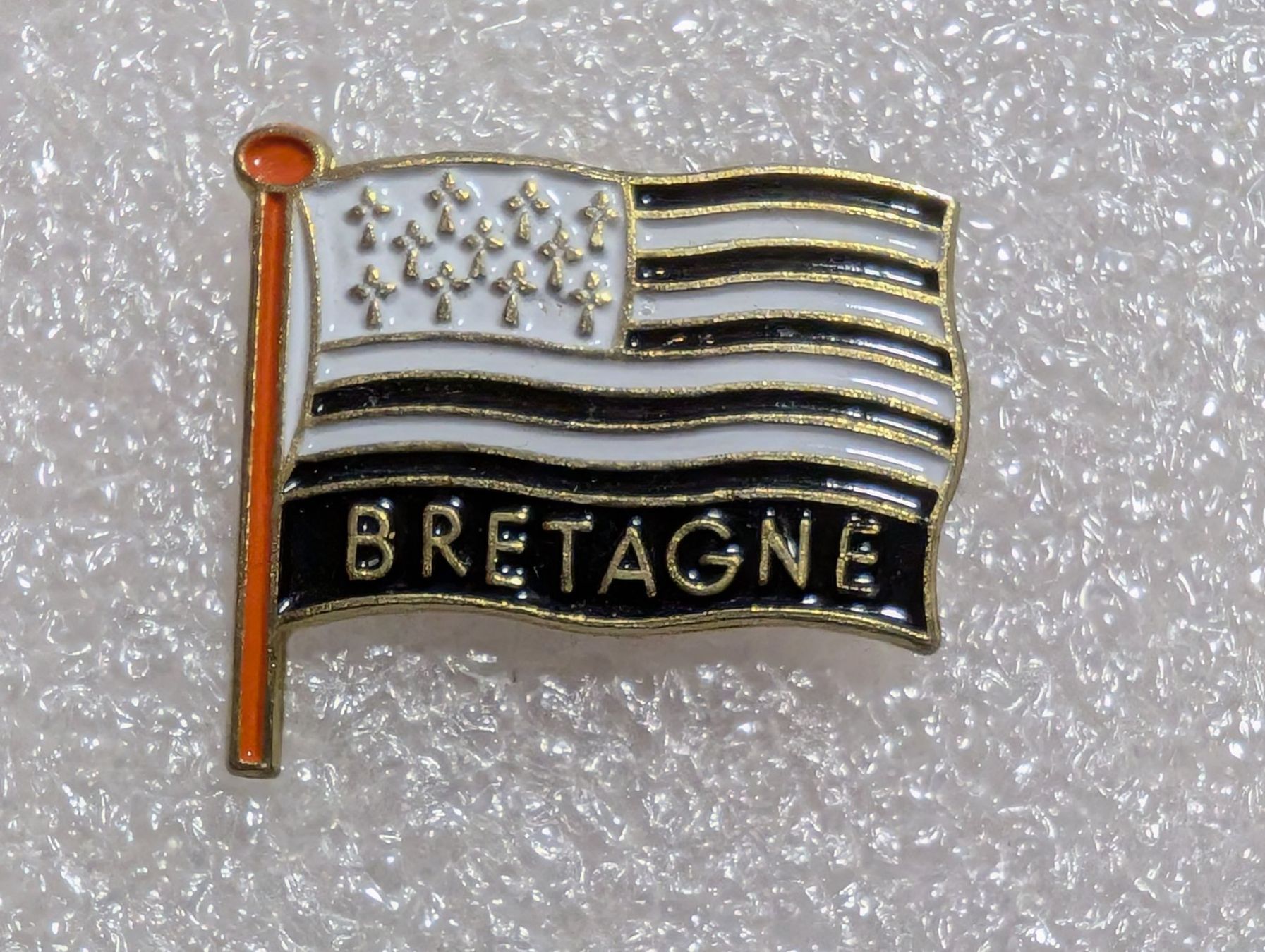 Plaketten & Abzeichen: Ansteckpin 253: Flagge – Gebraucht aus Oppligen von Pin-Fall-Shop