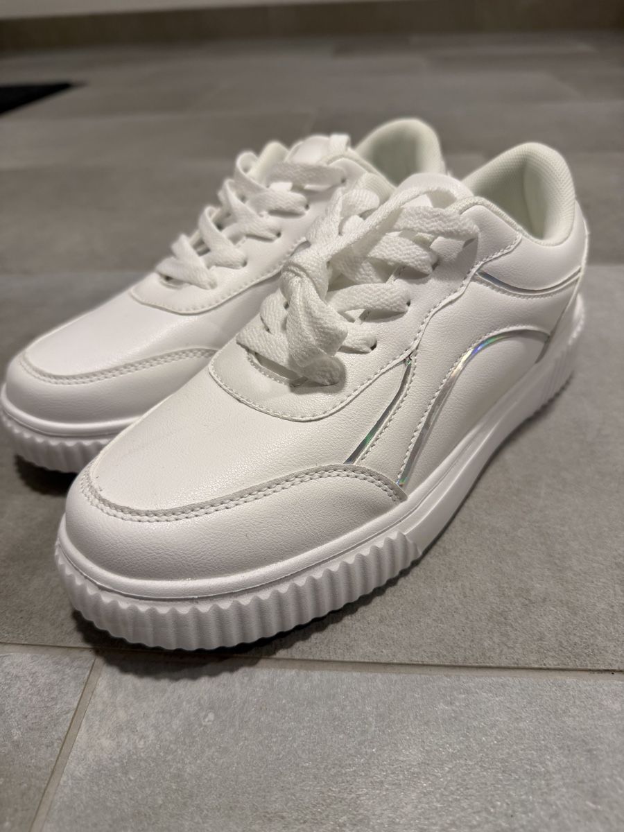 Scarpe da donna: Basket blanche avec reflet argenté 39 – Nuovo (secondo la descrizione) da Concise venduto da mauranou._
