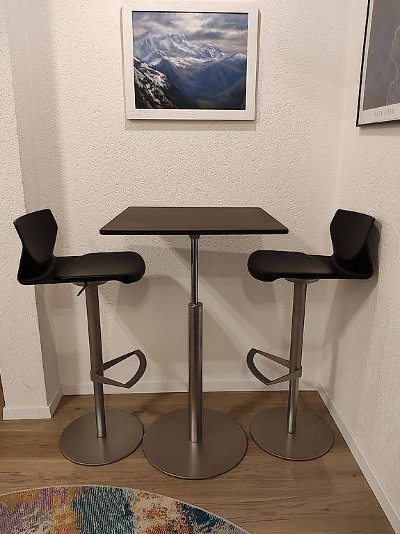: Table et tabourets de bar – Usato da Lausanne venduto da fbe_m7n7