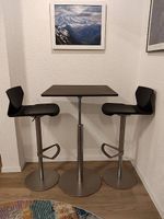 Table et tabourets de bar