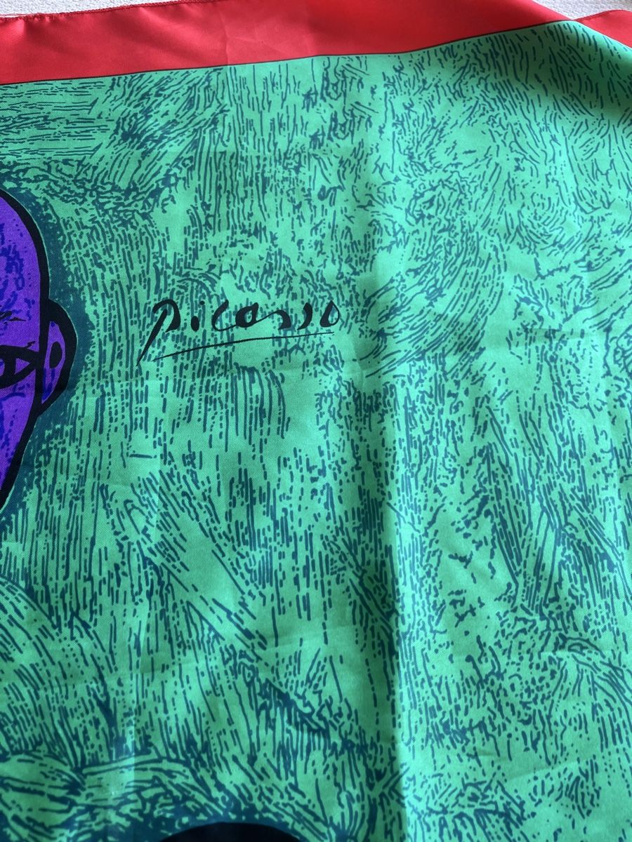 Foulard & Sciarpe: Picasso Portrait Scarf Multicolor Poly Square Good Condition – Usato da Lausanne venduto da Danash 1