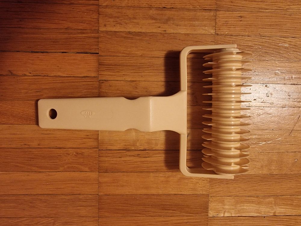 Decora Gitterroller 10 Cm – Rautenmuster Für Teig, Ideal Für Torten, Blätterteig & Quiches, Mit Ergonomischem Griff