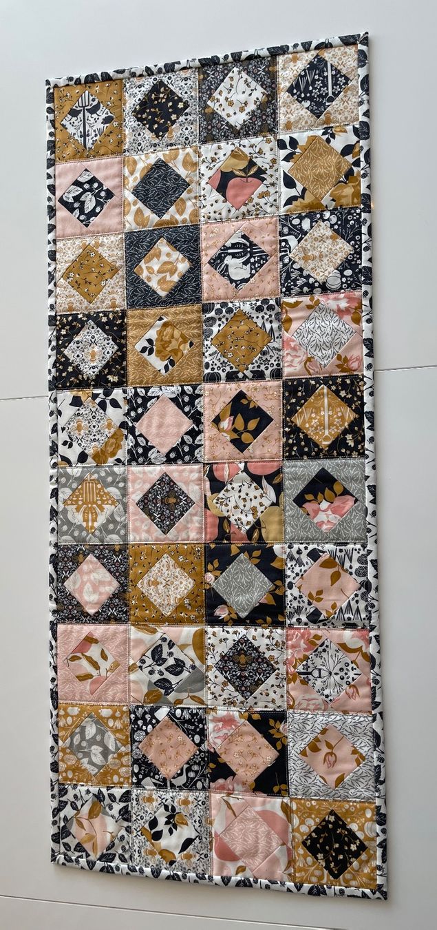 Stoffe: Chemin de table patchwork-Quilt fait main. – Neu (gemäss Beschreibung) aus La Chaux-de-Fonds von NathalieM07