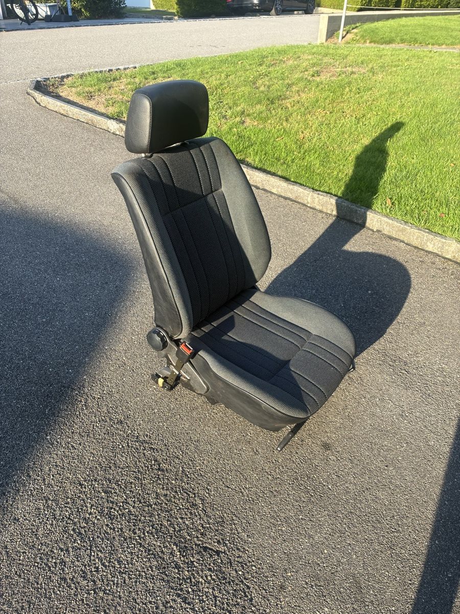 VW Alle Autoersatzteile: Golf 2 Fahrersitz  – Gebraucht aus Appenzell von ral_2dvf 1