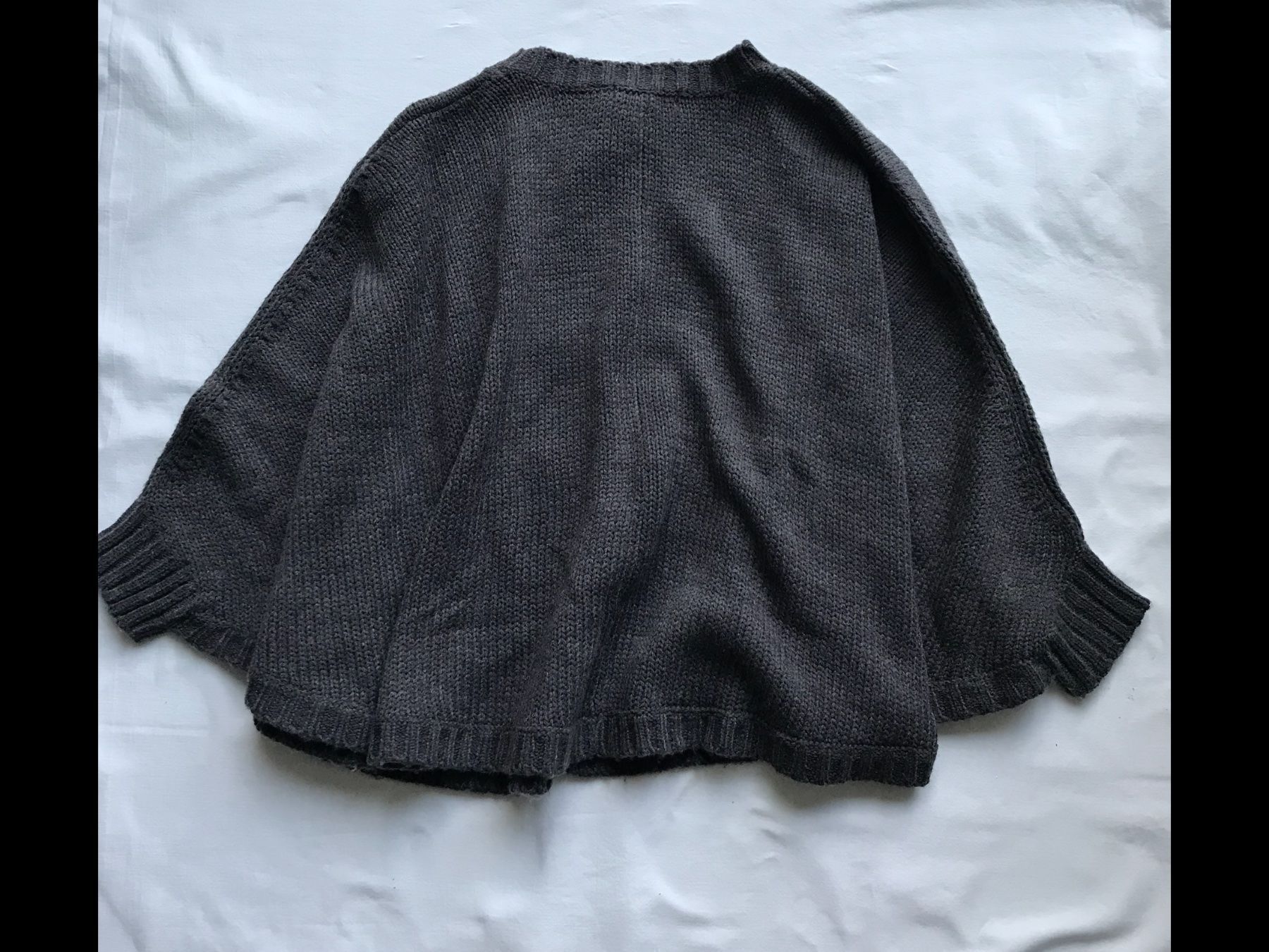 Pullover & Sweatshirts: Mädchen Pullover / Poncho Grösse 122 – Gebraucht aus uster von articles 1